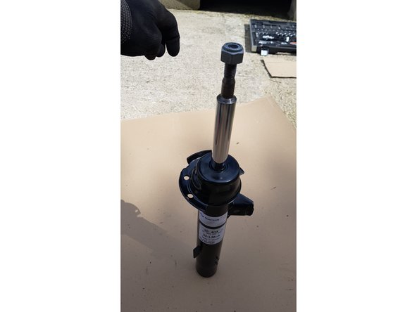 Descendez jusqu'à la butée la tige de l'amortisseur et laissez-la remonter plusieurs fois pour le purger.