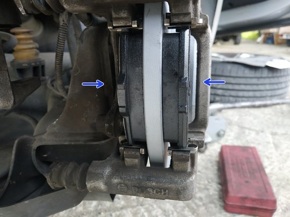 les plaquettes ont un sens : celle avec l'ergot va côté piston