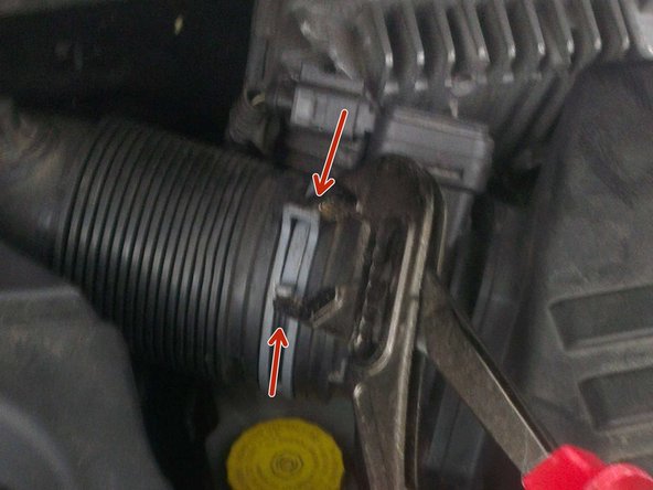 Les vis étant retirées, il faut maintenant enlever la durite qui s’emboîte dans le capot de la boite à air.