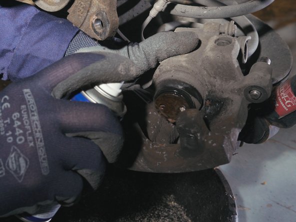 Appliquer du nettoyant frein sur l'étrier de frein et nettoyer l'étrier avec une brosse métallique