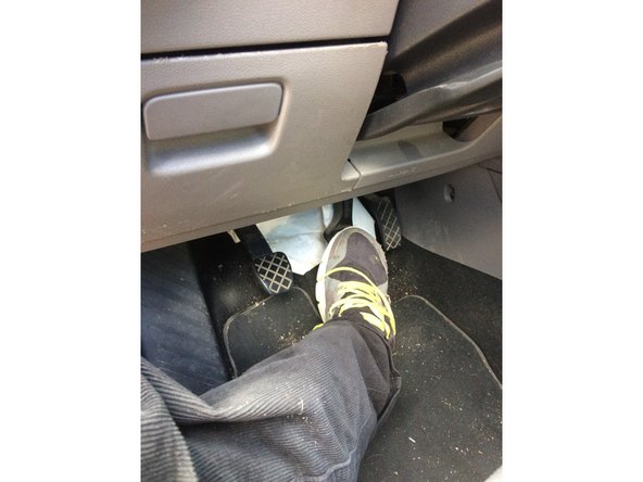 Penser à refermer le couvercle du liquide de frein, puis actionner 2 voir 3 fois la pédale de frein pour mettre en position les pistons