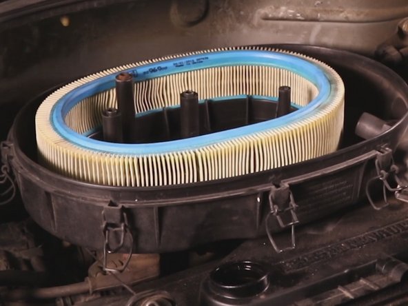 Effectuer un coup de soufflette dans la boite à air afin de nettoyer toutes les impuretés présentes dans la boite à air