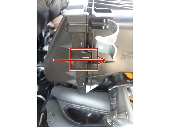 Emboîter le couvercle pour que les 2 ergots en plastique du couvercle se clipsent sur la boite à air de chaque côté.