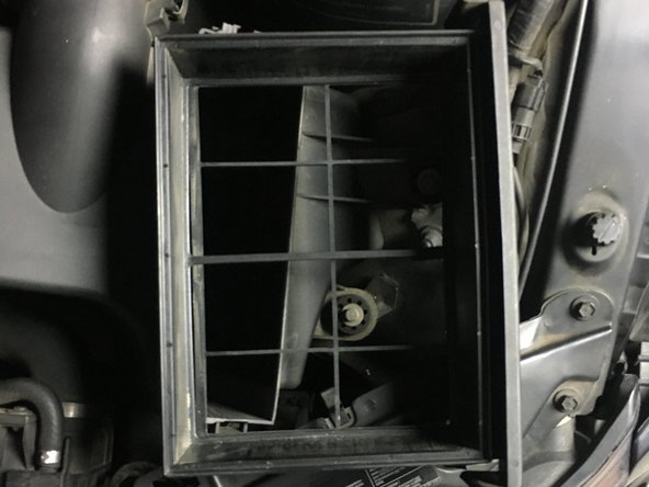 Tirer sur les bords du filtre pour le retirer du tiroir