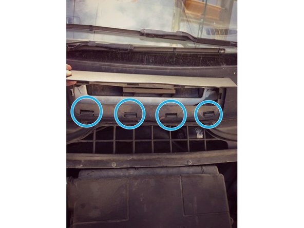 Vous pouvez maintenant remettre le cache du filtre habitacle, vous aurez simplement besoin de le mettre par le haut en premier.