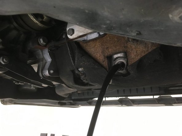 Dévisser le bouchon du carter d'huile à l'aide d'une clé de 19