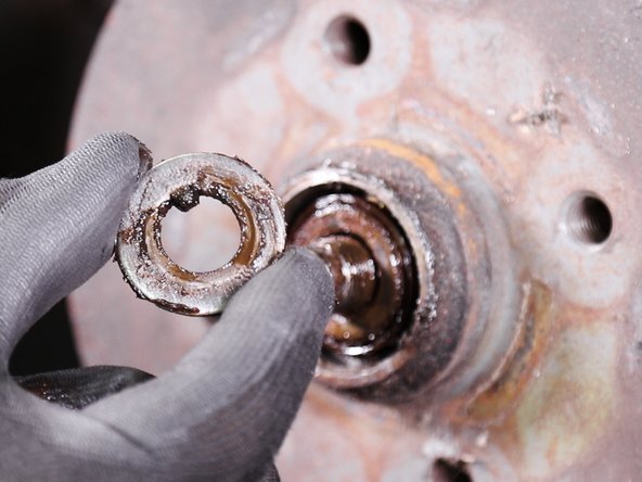 Retirez la  rondelle avec vos doigts