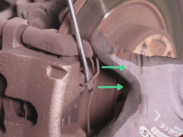 A l'aide d'un tournevis plat retirer le ressort en tirant vers vous