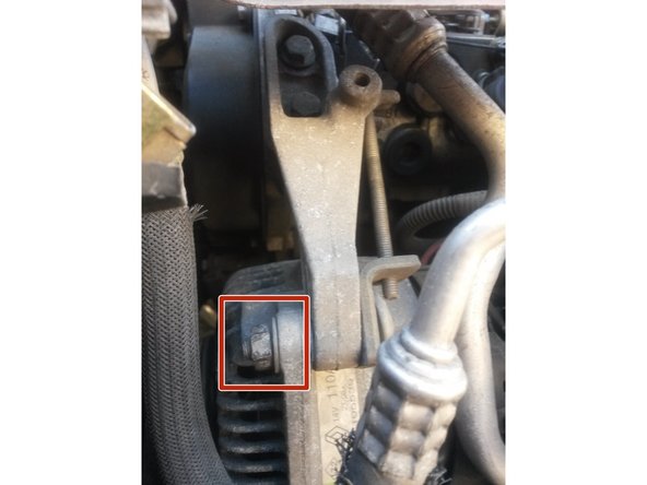 Détendre la courroie en dévissant l'écrou à gauche du support de l'alternateur,