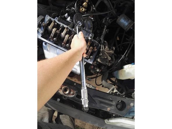 Effectuez un premier serrage à 20Nm