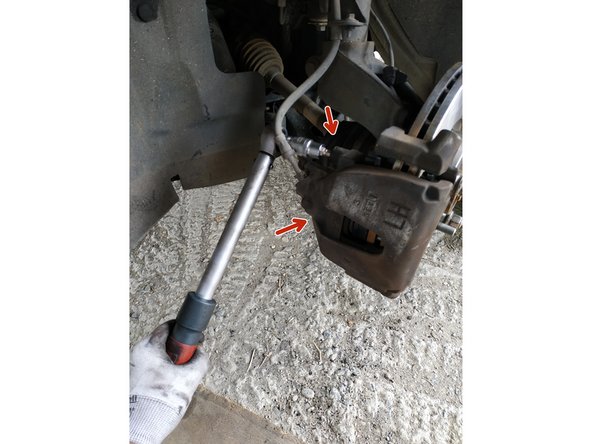 visser les 2 vis de maintien, clé de Allen de 7, couple de 28N.m