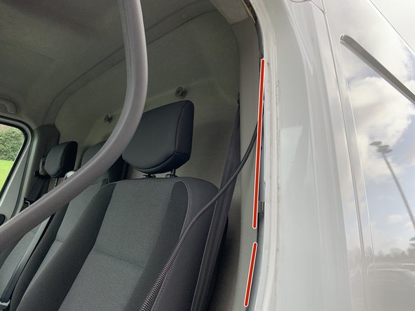 Prenez soin de passer le cable dans une gaine pour que celui-ci ne vienne pas en contact avec la carrosserie et fasse sauter le fusible