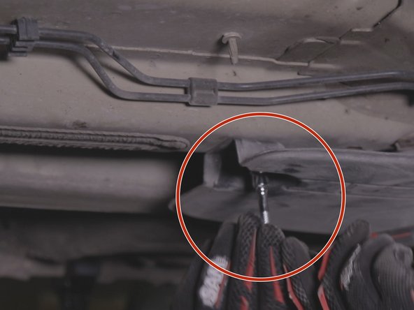 Repositionner la plaque en resserrant toutes les vis.