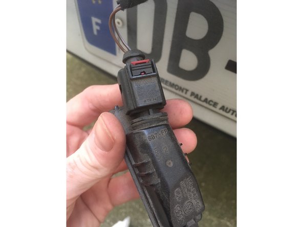 Prendre le bloc de la main droite et la fiche de la main gauche.