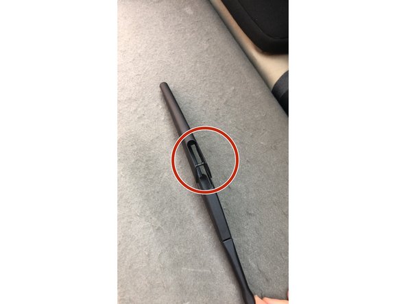 On apercoit le systeme de fixation