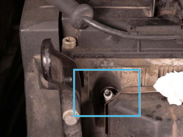 Repositionner la nouvelle bougie dans le puit puis visser à l'aide de la douille et de la rallonge