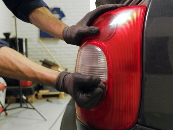Taper légèrement sur le feu pour entendre les deux accroches se clipser