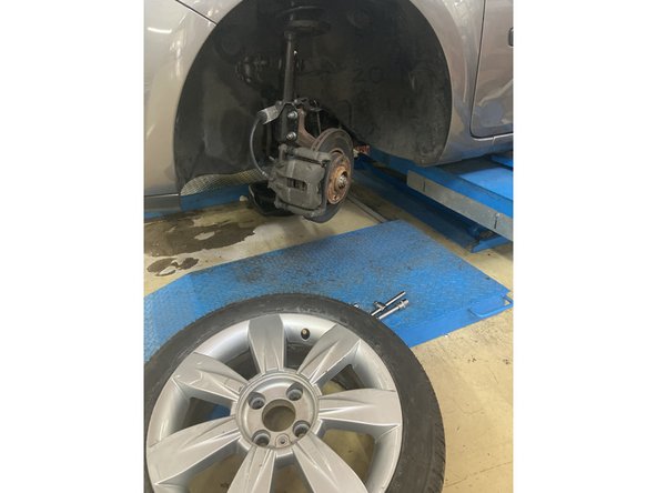 Puis retirer la roue en devisant le vis