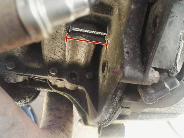 En continuant d'essayer d'enfoncer la pige, faire doucement tourner le moteur jusqu'à ce que la pige s'enfonce et que le moteur se retrouve bloqué