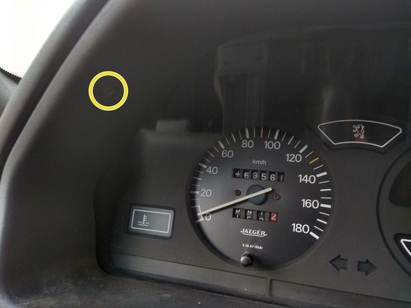 Resserrer les vis à G et à D