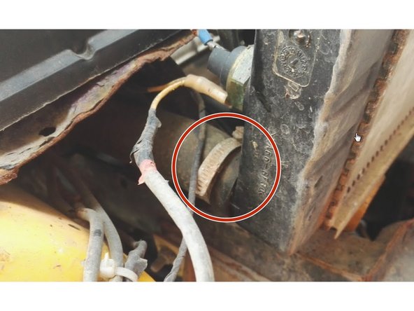 Placer une bassine de récupération sous la durite inférieure du radiateur puis déconnecter cette durite