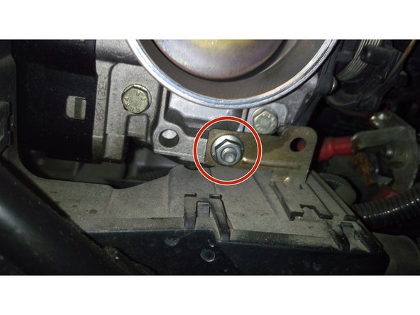 Dévisser les 3 boulons du faisceaux électrique