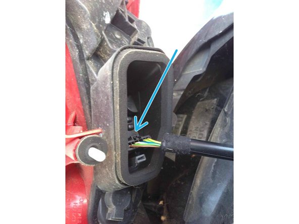 Vous devrez ensuite pincer la petite languette de la prise et tirer vers vous pour l'enlever totalement.