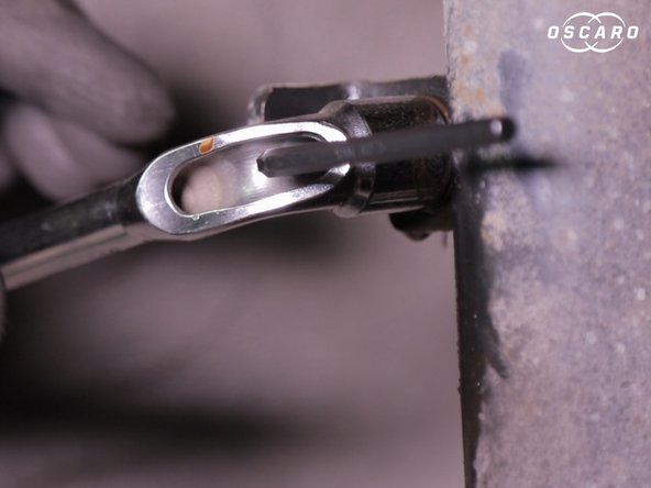 Taper sur la clé allen avec un marteau pour l'enfoncer et avoir un meilleur maintient