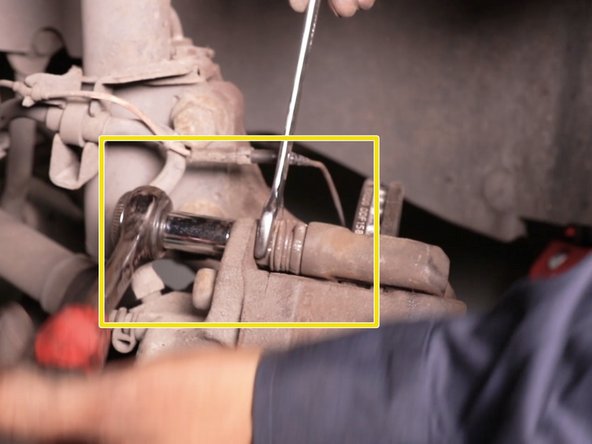 Serrer les deux vis à l'aide de la clé plate du cliquet et de la douille de 13