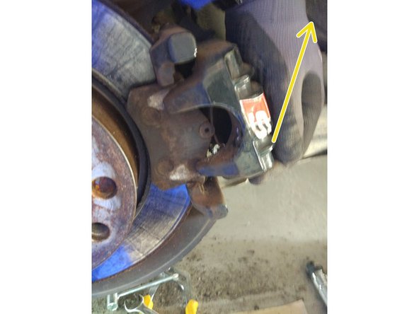 Tirer l'étrier vers l'extérieur et le faire pivoter vers le haut. Celui-ci viens en forçant un peu.