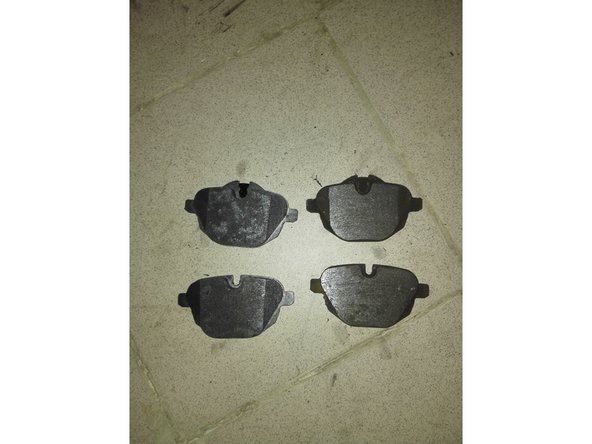 Photo 2: à droite, les plaquettes usagées et à gauche, les neuves.En bas les plaquettes extérieures et en haut les plaquettes intérieures où va se clipper le câble témoin d'usure.