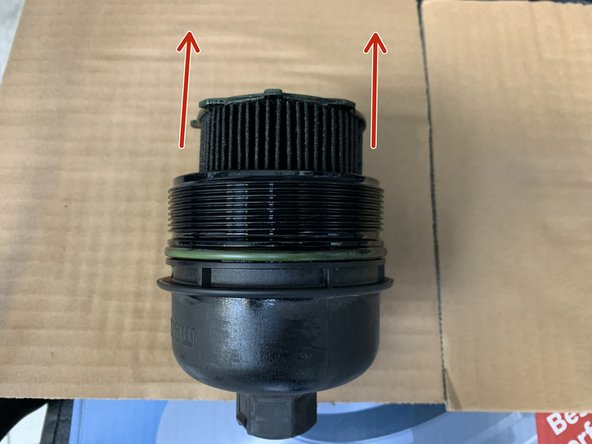 Retirer la cartouche du filtre à huile en la tirant vers le haut