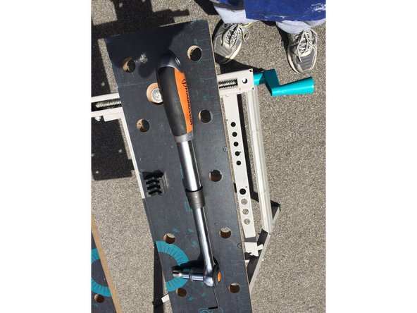 Clés standards, tournevis, et un torx de 50 sur une clé rallongée pour pouvoir détendre la courroie.