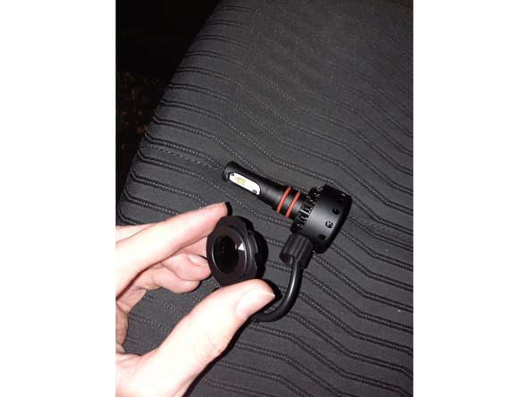 Sur celle-ci vous devez retirer la bague de la LED et placer la bague en premier.