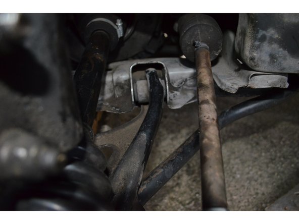 Une fois ces 3 boulons retirés il faut chasser la rotule.