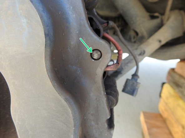 Ensuite on retire l’axe avec un chasse goupille et un marteau, un tournevis plat fera aussi l’affaire.