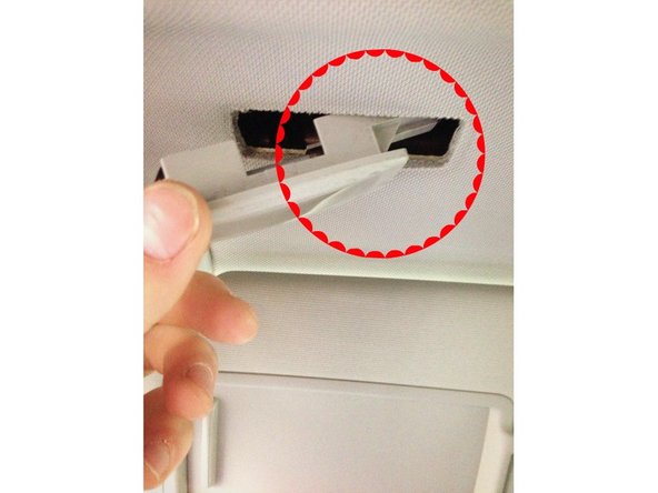 Une fois la vérification du fonctionne faite, vous devrez simplement remettre le cache de l'éclairage dans le bon sens puis clipser le en appuyant fortement dessus.