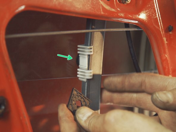 
As for removal but in the opposite direction, reassemble the support plate against the glass by making a quarter turn
