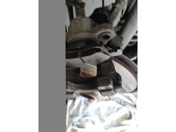 On commence par mettre en place la plaquette neuve côté piston qui est maintenue grâce a un ressort fixé sur la plaquette puis l'autre plaquette directement sur le disque.