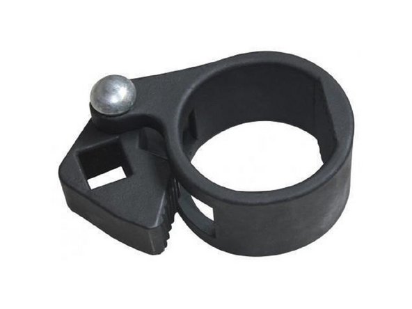 Utiliser une clé démonte biellette, disponible sur Oscaro.com. Cette clé permet la pose et la dépose des rotules axiales de direction sans avoir à retirer la crémaillère