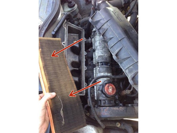 Pour changer le filtre à air, enlever le en tirant dessus puis remettez le nouveau filtre au même endroit en respectant son sens.