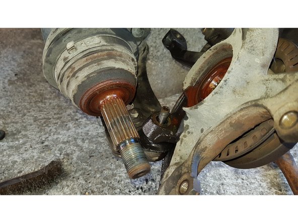 Sortez le cardan du moyeu puis sortez le moyeu de la rotule de suspension.