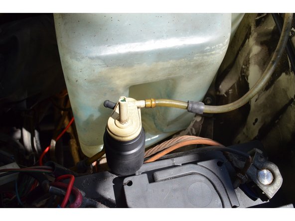 Tirer sur les tuyaux qui sont simplement rentrés en force.