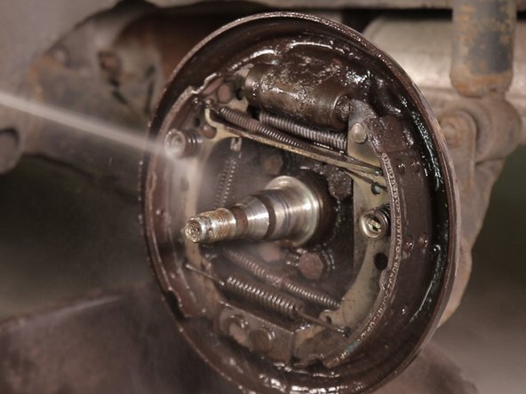 Nettoyez votre système de freinage ainsi que le tambour avec du nettoyant frein