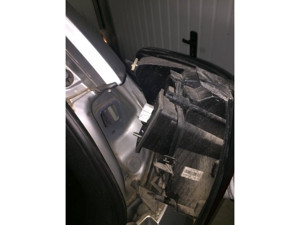 Maintenant que le connecteur et la vis sont enlevées , retirer le phare ( tirer droit en forçant légèrement )