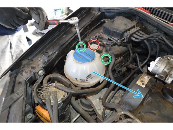 Débrancher le connecteur du vase d'expansion