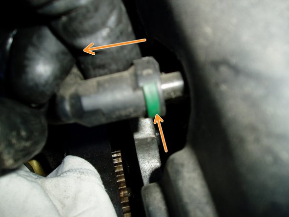 Déconnecter le collier de maintien des tuyaux de gasoil. Dégager les tuyaux de leur logement.