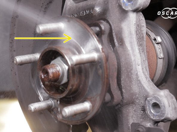 Appliquer du nettoyant frein sur le moyeu et brosser à l'aide d'une brosse métallique