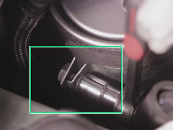 Décrocher la durite de l’agrafe.