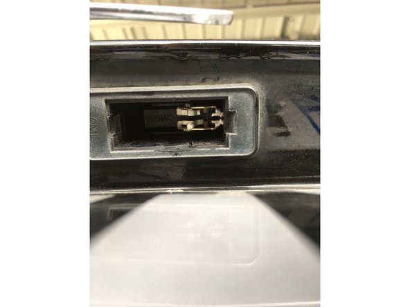 Retirer l'ampoule en tirant vers vous